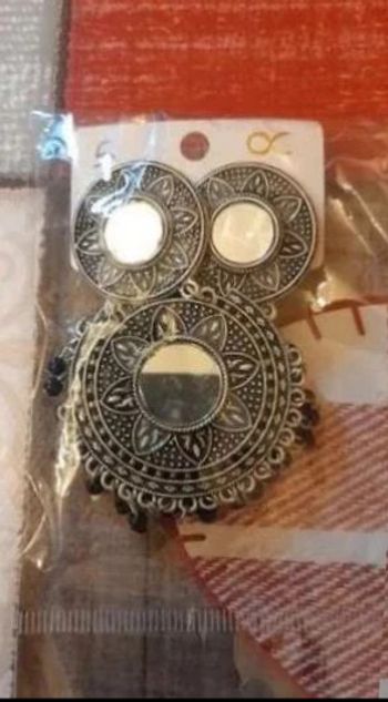 Nouvelle paire de boucles d'oreilles