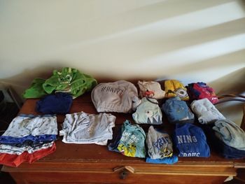 Lot de 30 pièces dont pyjamas garçon 4 et 5 ans robe de chambre et sous vêtements