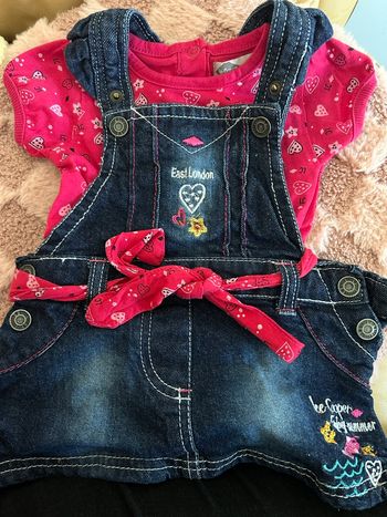 Ensemble salopette jupe et t-shirt manche courte de la marque Lee Cooper  en 3 mois