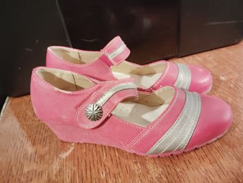 Chaussures rouges grises