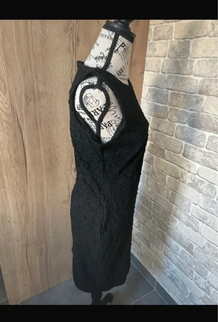 Robe noire avec motif en relief léger taille 36 - photo numéro 7