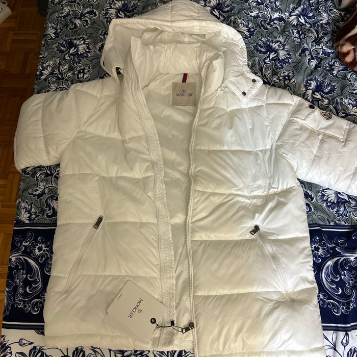 Je vend mon manteau Moncler blanc - photo numéro 3