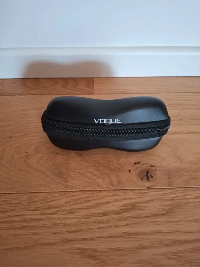 Étui à lunettes VOGUE très bon état