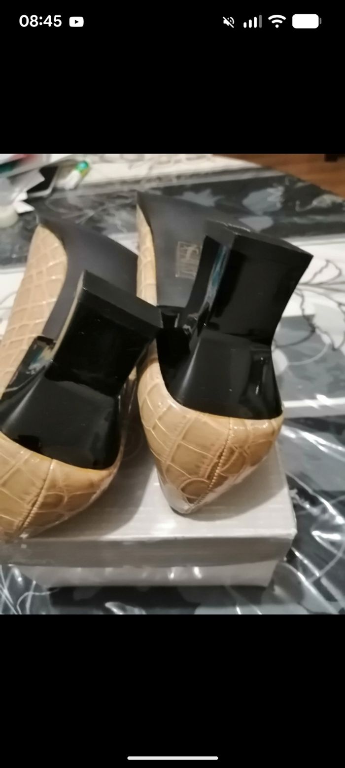Jolie paire d'escarpins vintage Prentiss beige effet croco. Taille 40 - photo numéro 4