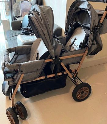 Voiture double, mais le grand enfant peut l'utiliser