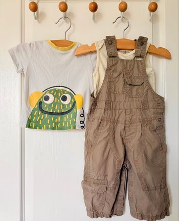 Ensemble t shirt salopette body marcel comme neuf 12 mois