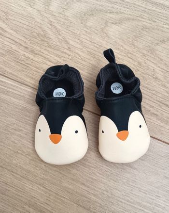 Chaussons pingouins neufs 0/6 mois