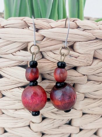 Boucles d'oreilles pendantes boules bois rouge marron
