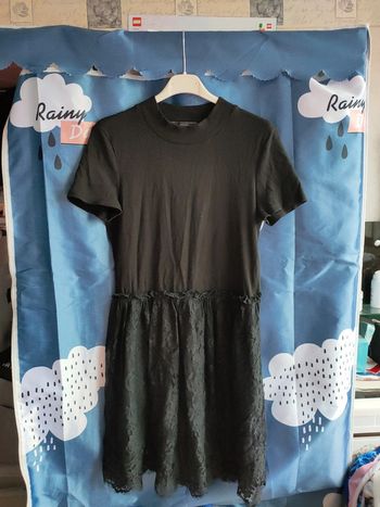 Robe manches courtes en dentelle Noire unie