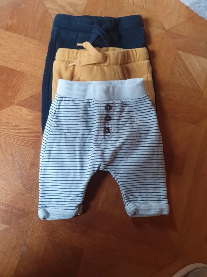 Lot pantalons 1 mois + 1 pull - photo numéro 2