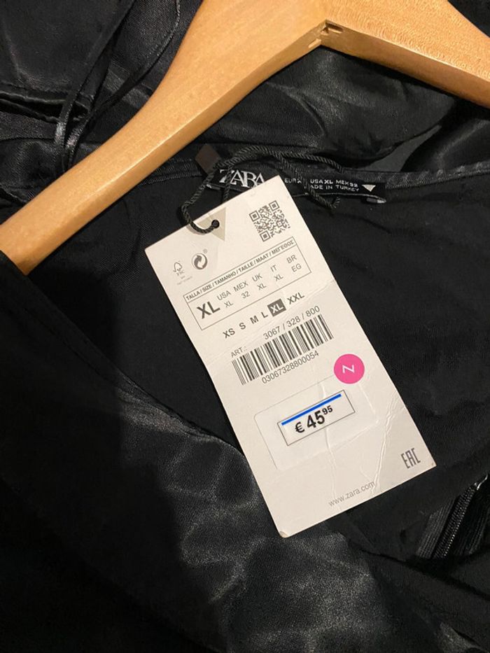 Robe Zara noir satin ceinture boucles 42 - photo numéro 4