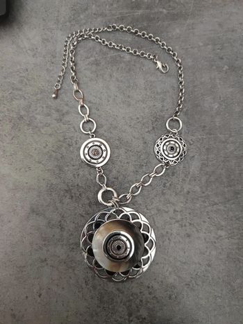 collier métal argenté et nacre