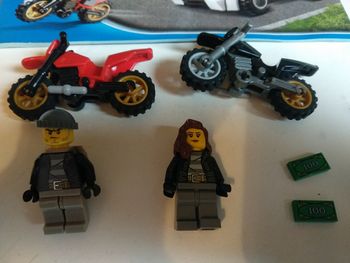 4 figurines Lego City avec le feuillet 60042