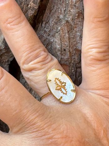 Superbe bague mile Mila ovale croix trèfle  blanche nacré acier inoxydable or