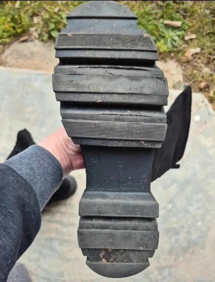 Bottes longues noir en suédine avec talon à semelles crantées - photo numéro 7