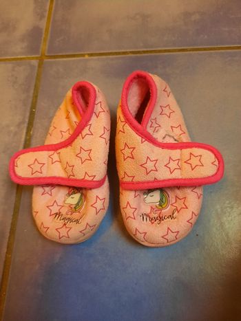 Petite paire de chaussons taille 22