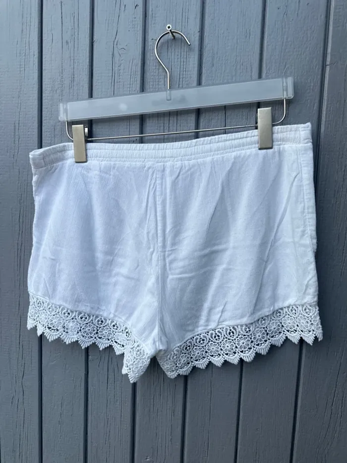 Short blanc taille haute bas dentelle doublé 38/40 - photo numéro 3
