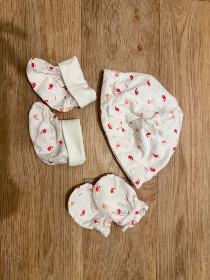 Ensemble bonnet chaussettes moufle
