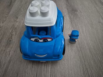 Voiture de police avec personnage