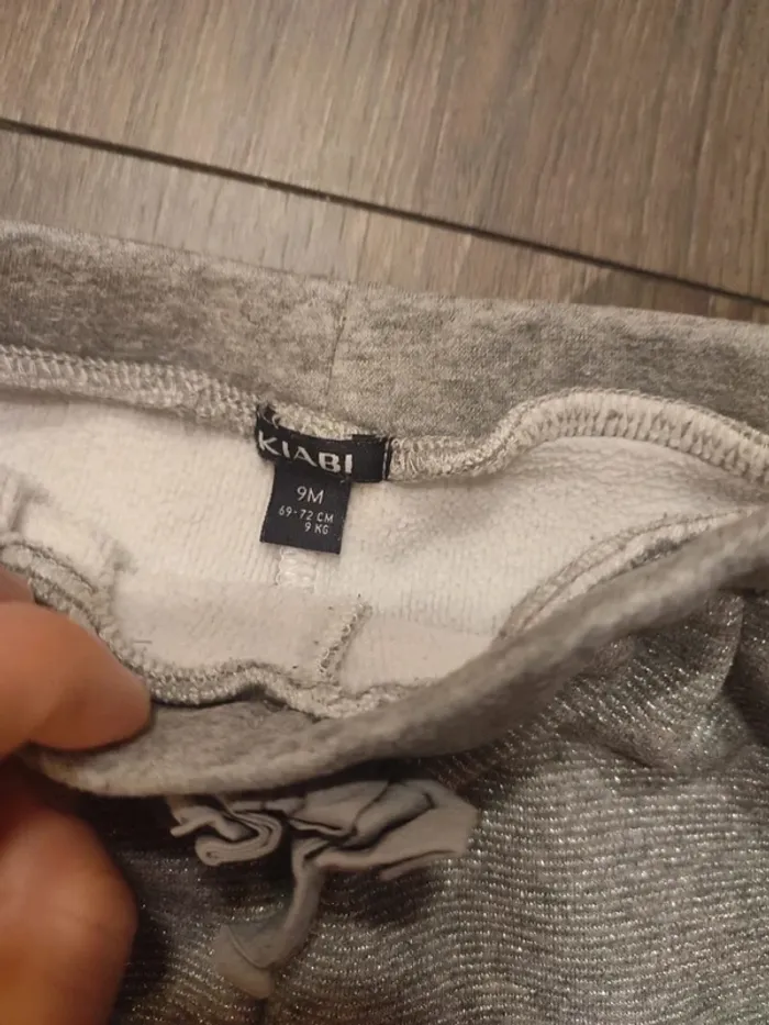 Pantalon doublé Kiabi 9 mois gris argenté paillettes - photo numéro 3