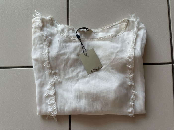 blouse / haut ample avec dentelle manche et effet effiloché devant ONLY taille 36 NEUF - photo numéro 8