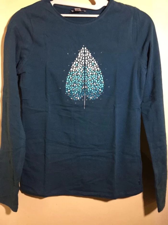 t-shirt vert avec motif arbre brillant