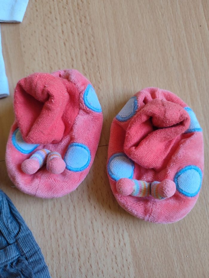 Lot pantalon Vertbaudet en 3M + t-shirt Tout Simplement en 1M + chaussons Zéphir et Zoé - photo numéro 6