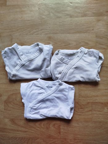 Lot 3 bodies taille 1 mois