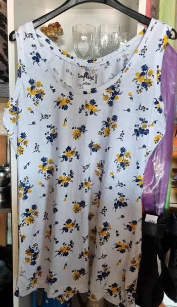 Débardeur blanc avec fleurs bleues et jaunes