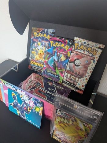 🎄 BOX POKÉMON ÉDITION SPÉCIALE NOËL — Pikachu VMAX+ 4 boosters + goodies ! 🎁