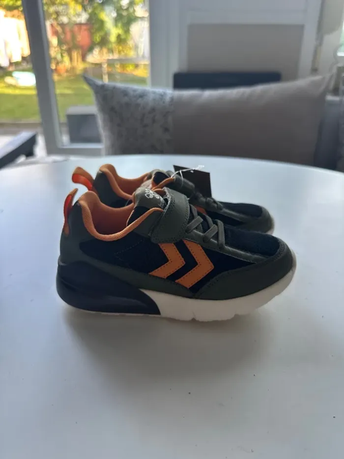 Baskets Hummel noires et kaki à LED  – Taille 33 – Neuves étiquette