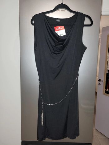 Robe noir ceinture chaîne