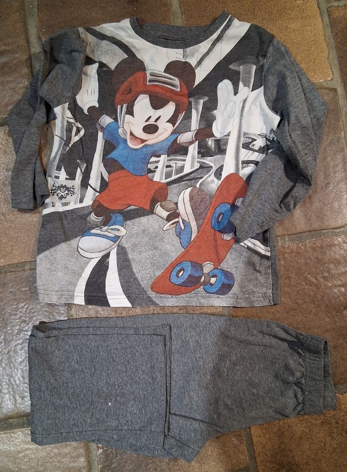 Pyjama 2 pièces mickey taille 5 ans