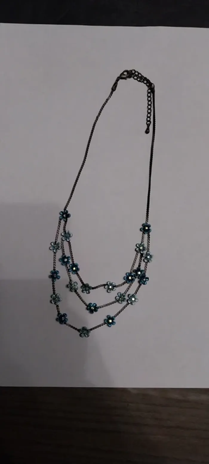 Collier fantaisie petites fleurs bleues. Neuf
