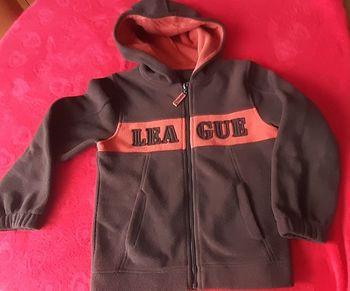 Gilet zippé avec capuche 8 ans