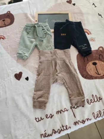 Lot 3 pantalons taille 1 mois