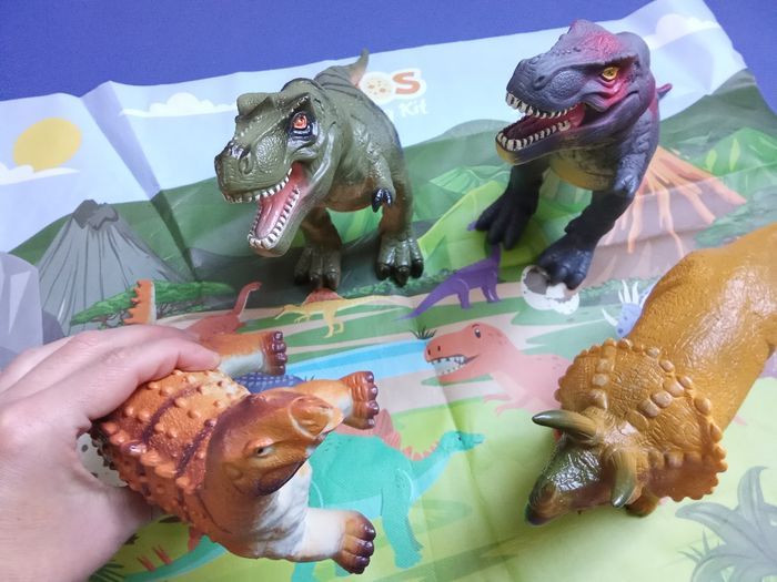 Lot de 4 grands et gros dinosaures en plastique et son tapis de jeu, idée de cadeau - photo numéro 2