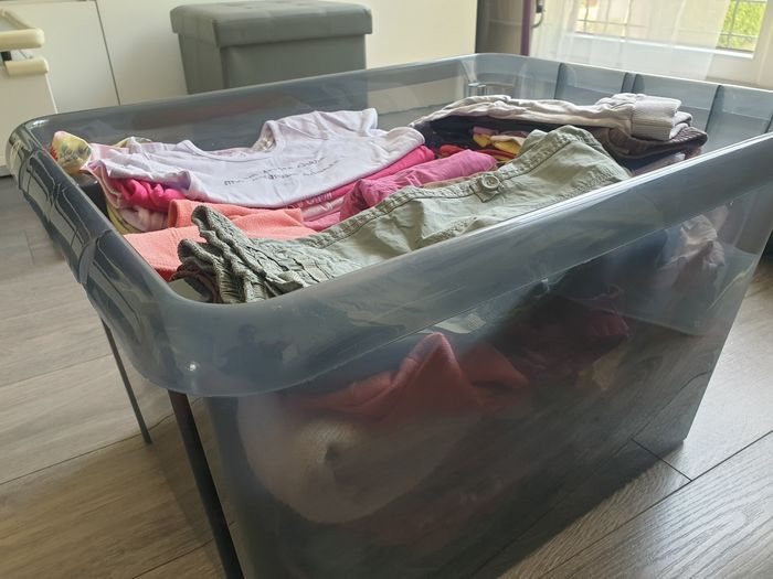 Lot d'environ 100 vêtements de 12 mois à 4 ans