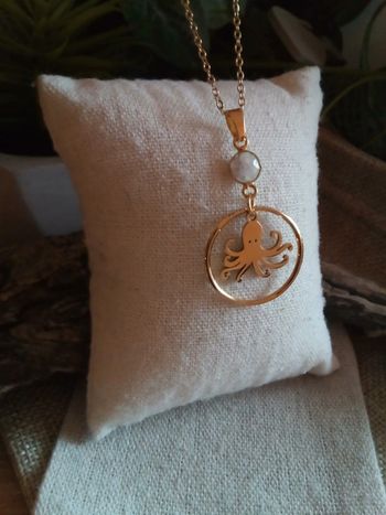 Collier pendentif petite pieuvre et connecteur en pierre de lune