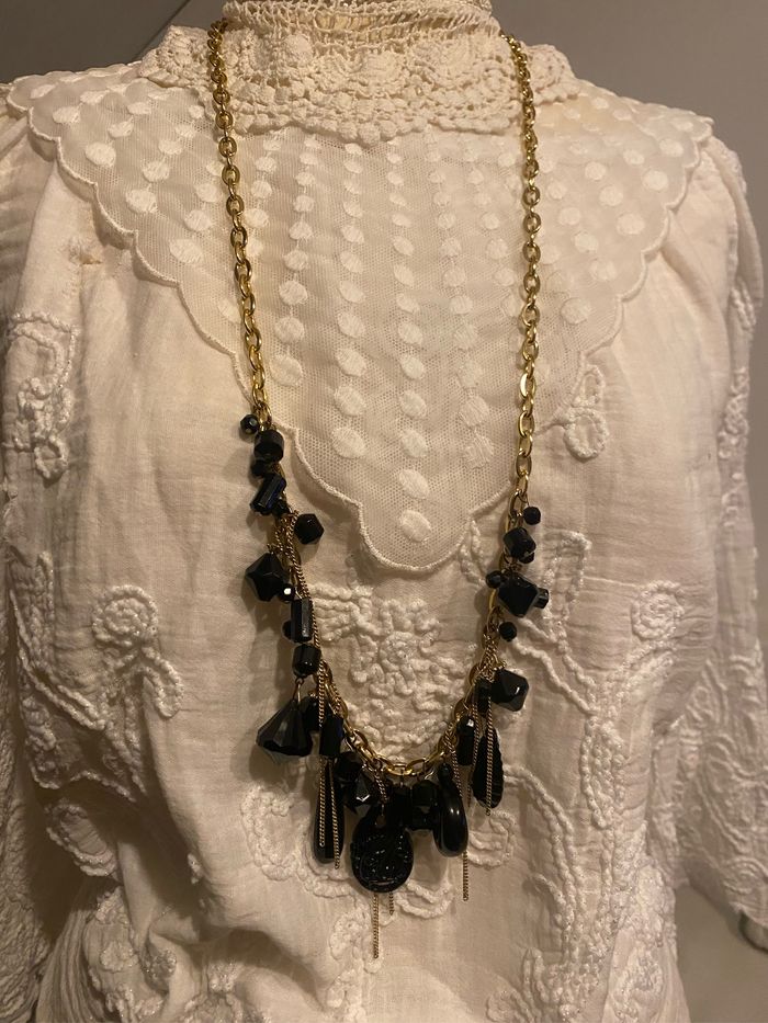 Très joli collier vintage chaîne dorée à breloques de perles noires