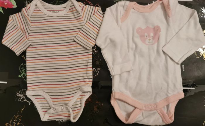 lot de 2 bodys taille 1 mois