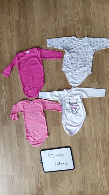 4 bodies taille 6 mois
