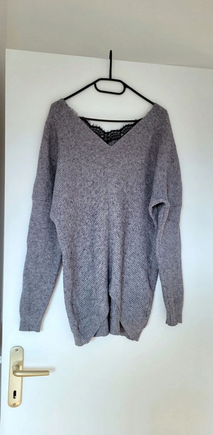 Joli Pull gris décolleté noir dentelé Marque Moewy Taille unique - photo numéro 4