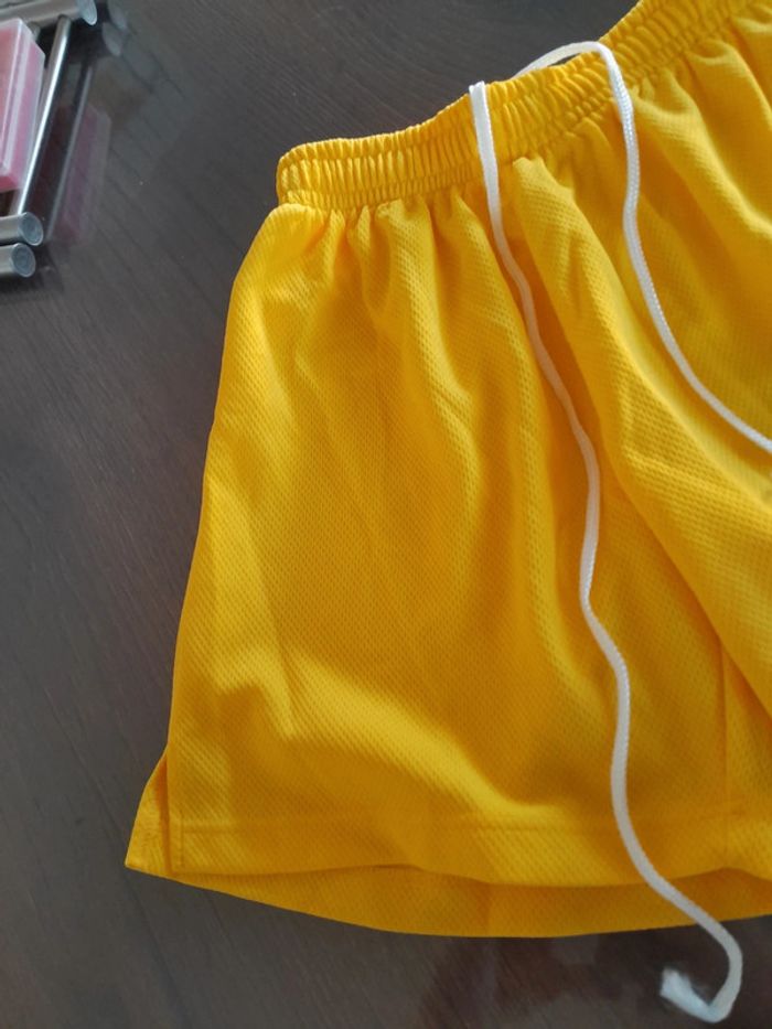 Short jaune 12/14 ans - photo numéro 3