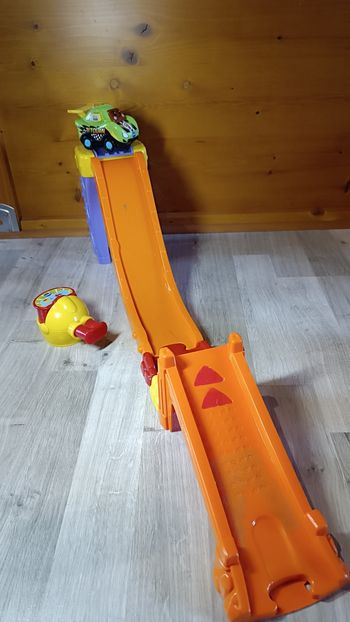 Circuit + 1 véhicule tutu bolide