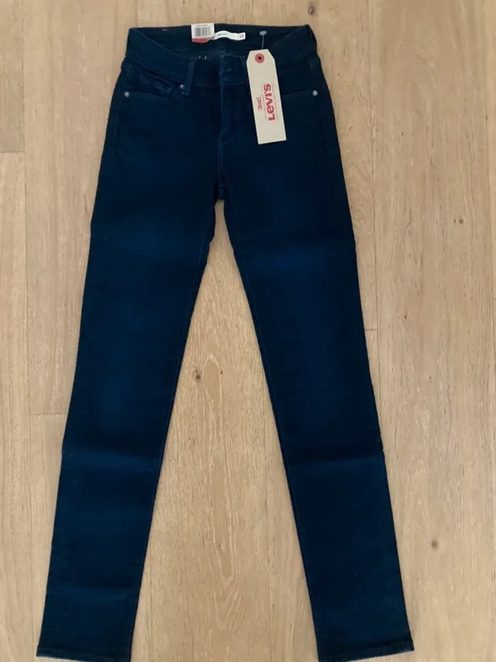 Levi’s 712 23x30 slim taille mi haute coupe ajustée au niveau des hanches cuisses bleu marine - photo numéro 2