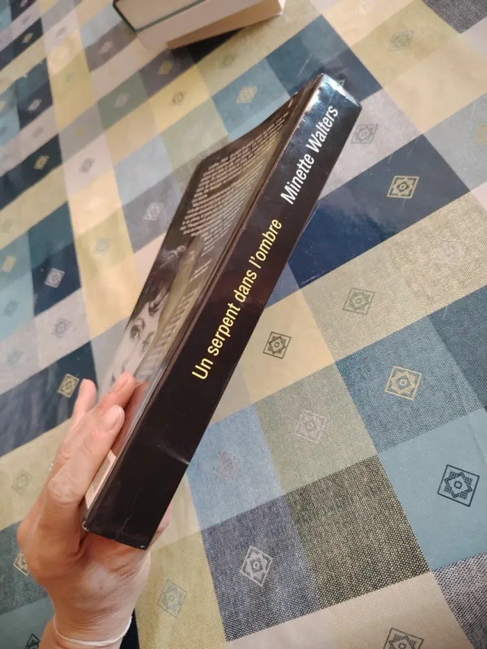 Livre Un serpent dans l'ombre - photo numéro 4