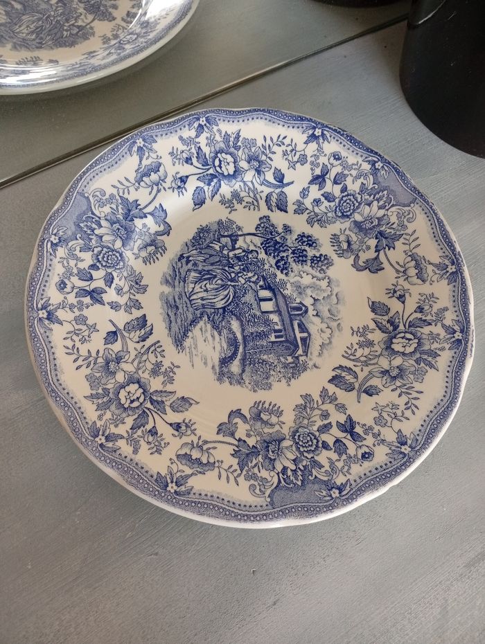 Assiette bleue et blanche ébréchée - photo numéro 2