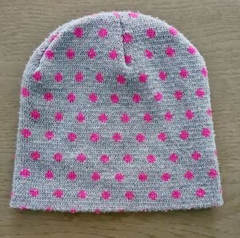 Bonnet gris à  pois en bon état  Taille unique