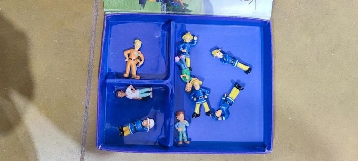 Livre avec figurines sam le pompier - photo numéro 2